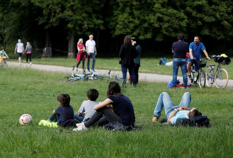 Pessoas em parque de Paris
10/05/2020 REUTERS/Charles Platiau