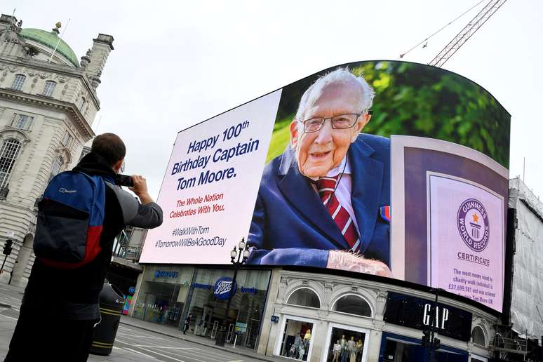 Outdoor em homenagem ao anivers&aacute;rio de 100 anos do capit&atilde;o Tom Moore em Londres
30/04/2020
REUTERS/Toby Melville