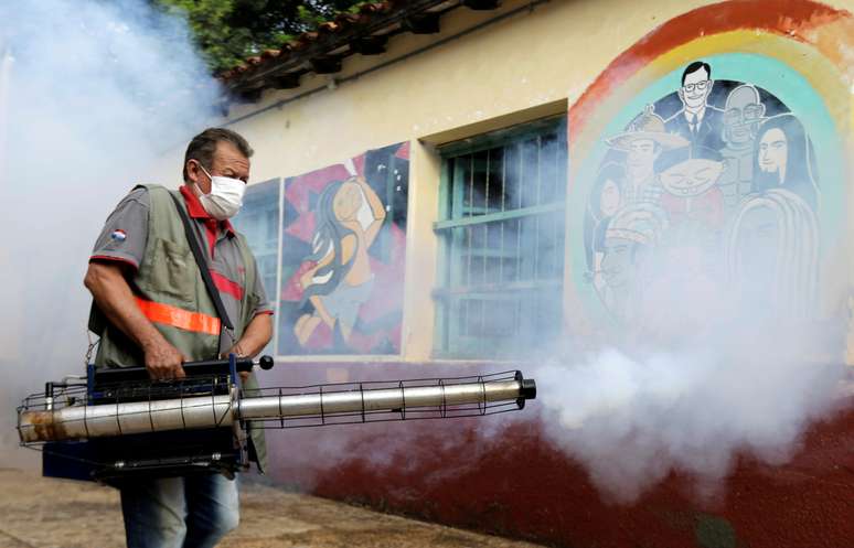 Agente de saúde faz fumegação para combater proliferação do mosquito transmissor da dengue