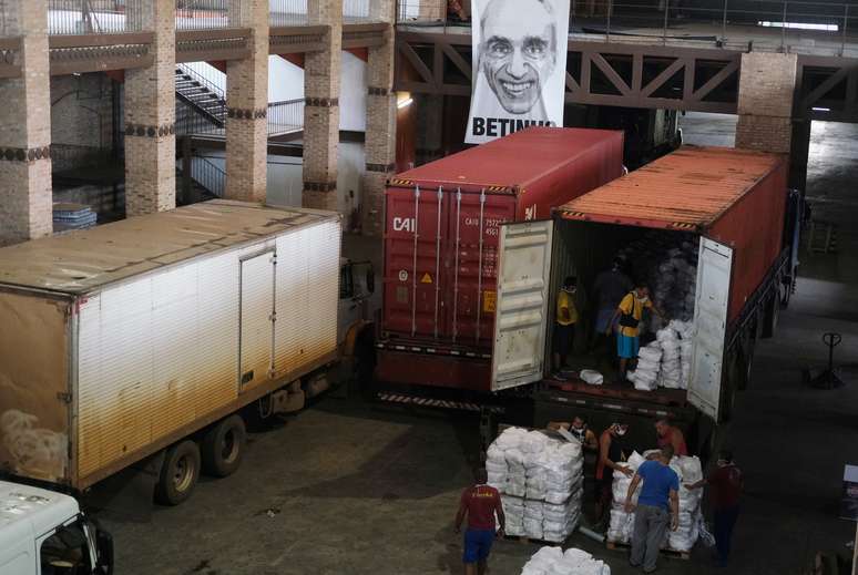 Caminhões descarregam mantimentos em ONG no Rio de Janeiro (RJ) em meio à pandemia de coronavírus 
17/04/2020
REUTERS/Ricardo Moraes