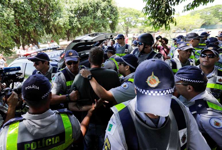 Policiais prendem apoiadores do presidente venezuelano Nicolas Maduro em frente à embaixada da Venezuela em Brasília 
13/11/2019
REUTERS/Sergio Moraes