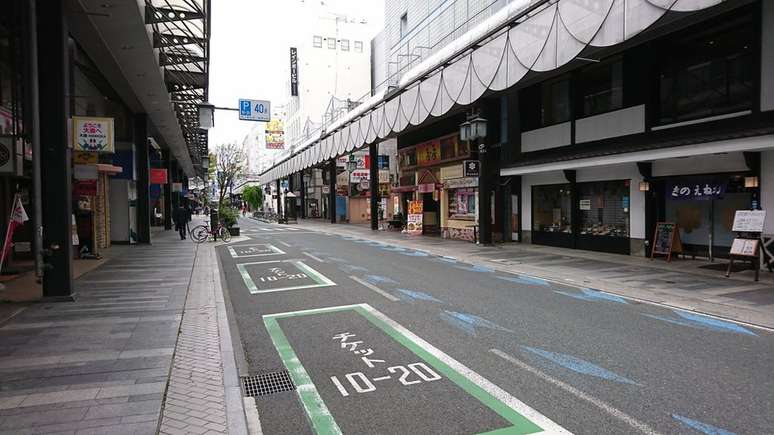 Movimentada avenida Odori em Morioka, vazia no dia 6 de maio devido ao estado de emergência