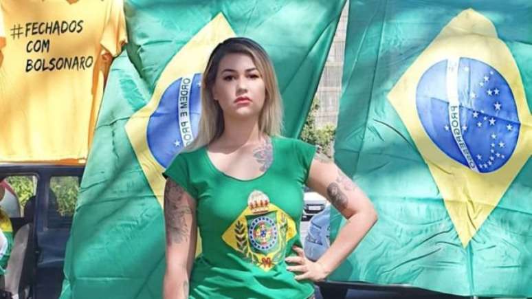 A militante Sara Winter, cujo nome verdadeiro é Sara Geromini, foi incluída na ação como ré após reconhecer à BBC News Brasil a existência de armas dentro de acampamento montado em Brasília