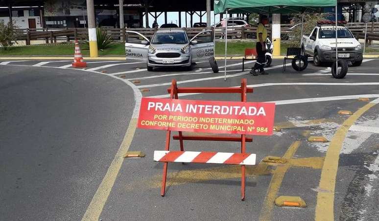 A prefeitura instalou barreiras no acesso a Ilha Comprida para controlar a entrada de donos de imóveis de temporada