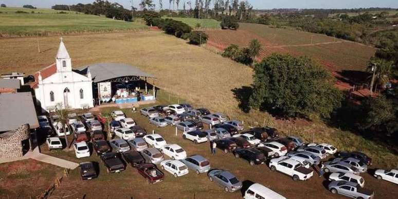 Missa &eacute; celebrada em sistema 'drive-in', em Ol&iacute;mpia, interior de S&atilde;o Paulo