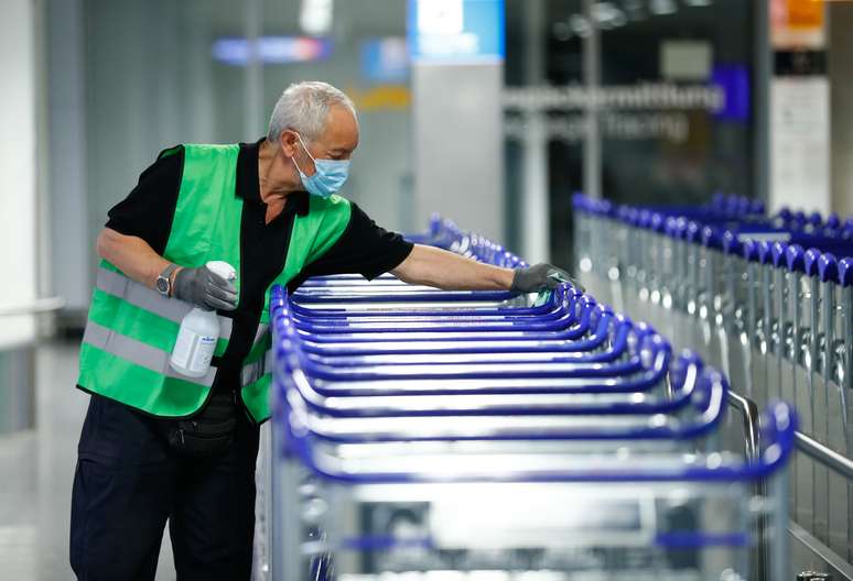 Funcionário desinfeta carrinhos em aeroporto de Frankfurt
12/05/2020 REUTERS/Ralph Orlowski