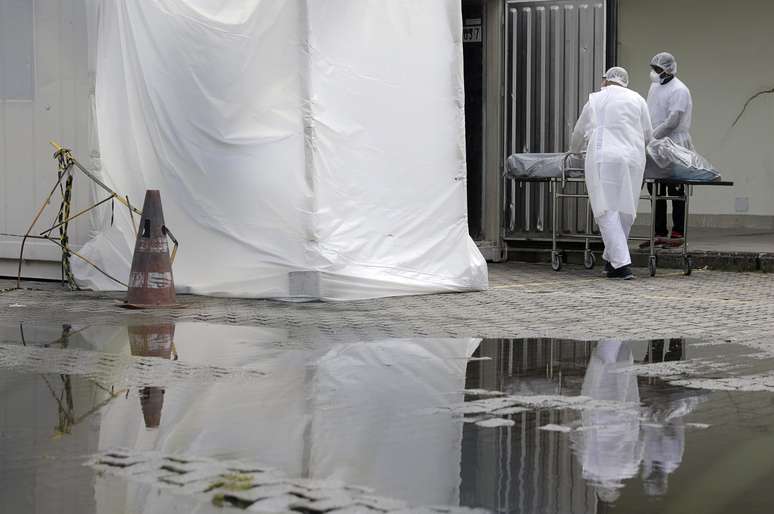 Profissionais de saúde transportam corpo para caminhão refrigerado no Hospital Lourenço Jorge, no Rio de Janeiro
08/05/2020
REUTERS/Ricardo Moraes
