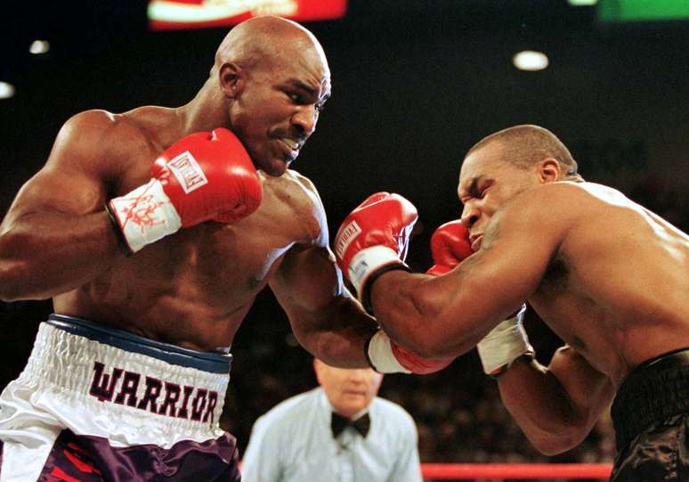 Luta entre Evander Holyfield (&agrave; direita) e Mike Tyson em 1997, em Las Vegas (EUA) 
28/06/1997
REUTERS/Gary Hershorn