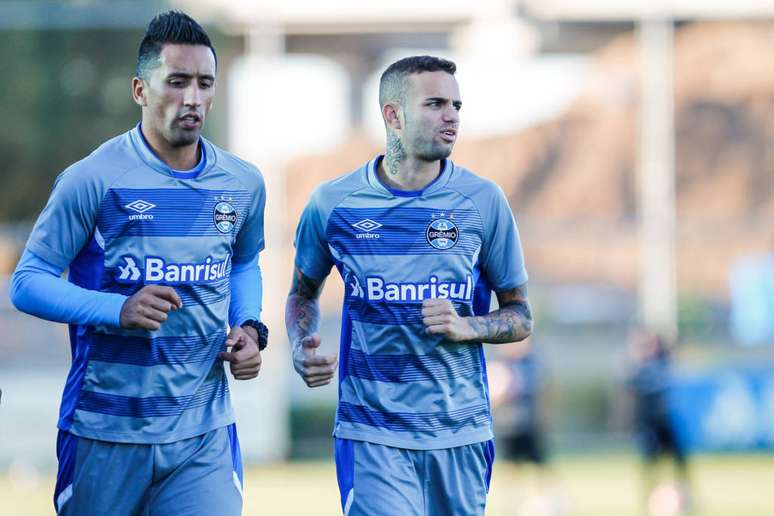 Barrios e Luan treinando juntos no Grêmio (Foto: Divulgação/Lucas Uebel)