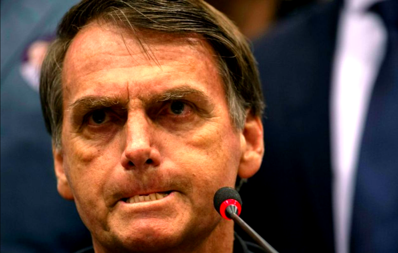 Senador pede investigação dos gastos do cartão de Bolsonaro