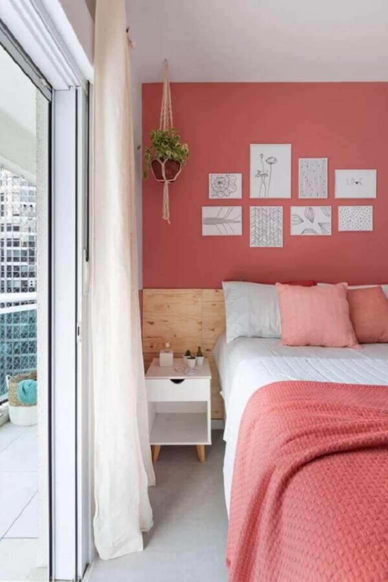 16. Decora&ccedil;&atilde;o com cabeceira de madeira para quarto de solteiro feminino rosa e branco &ndash; Foto: Apartamento 203