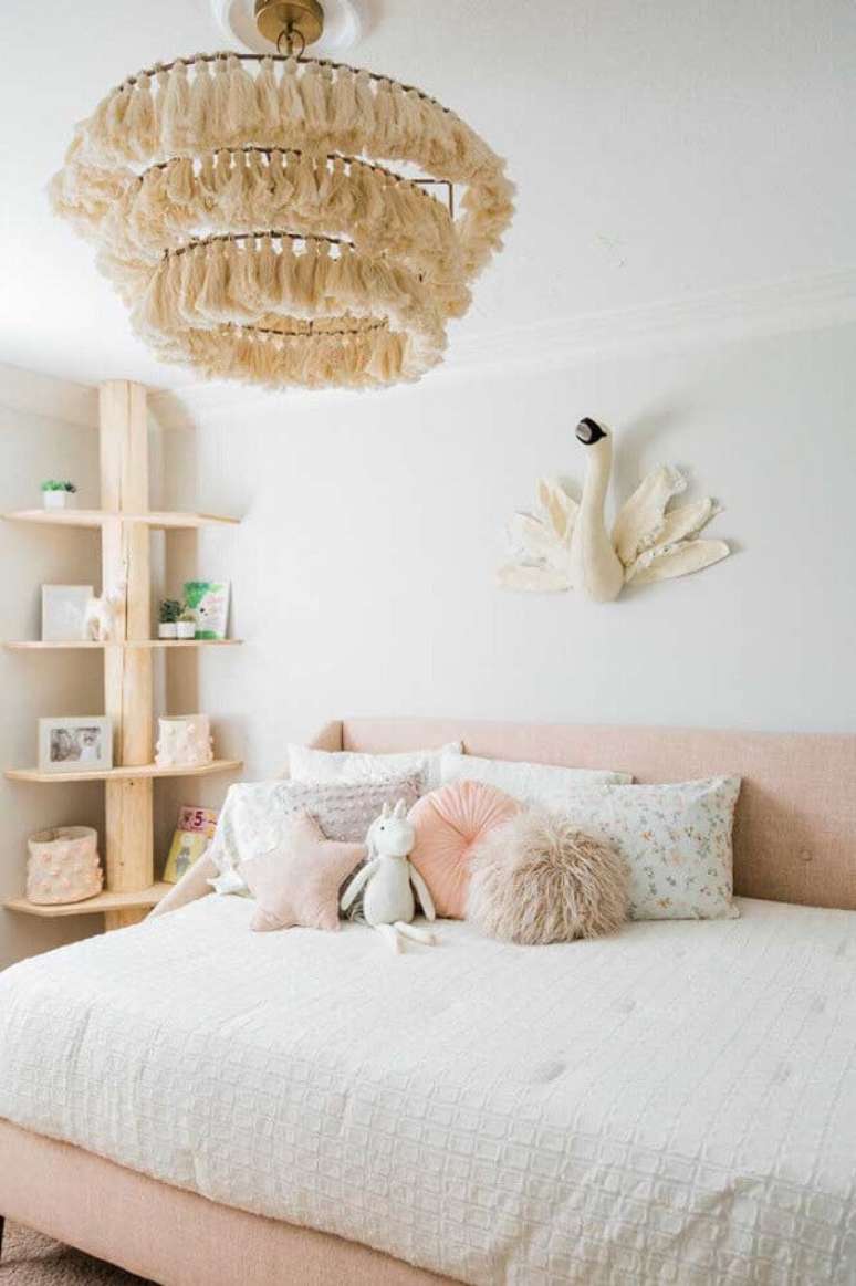 18. Um belo lustre pode fazer toda a diferen&ccedil;a na decora&ccedil;&atilde;o de quarto feminino solteiro &ndash; Foto: We Love It