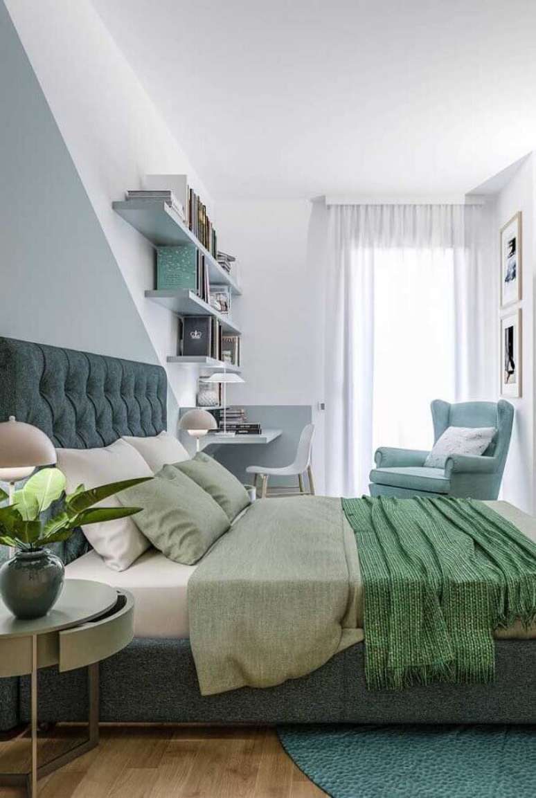 22. Decora&ccedil;&atilde;o de quarto de solteiro feminino branco e verde com cabeceira capiton&ecirc; &ndash; Foto: Pinterest