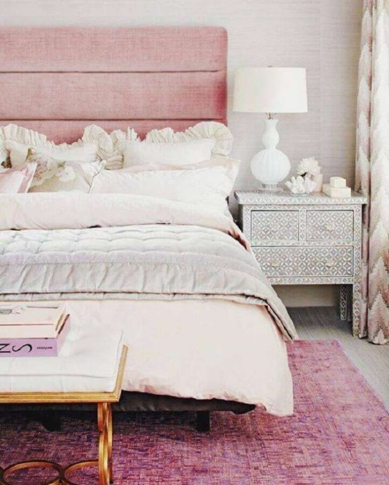 23. Decora&ccedil;&atilde;o de quarto de solteiro feminino com cabeceira e tapete cor de rosa &ndash; Foto: Apartment Therapy