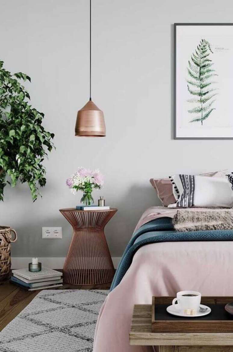 26. Os detalhes cobre como a lumin&aacute;ria pendente e o criado mudo deixam a decora&ccedil;&atilde;o de quarto de solteiro feminino mais sofisticada e moderna &ndash; Foto: Pinterest