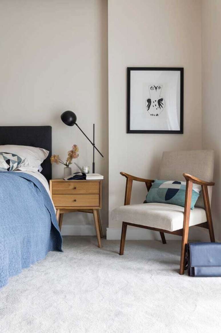 27. Decora&ccedil;&atilde;o de quarto de solteiro feminino com criado mudo e poltrona de madeira &ndash; Foto: Houzz