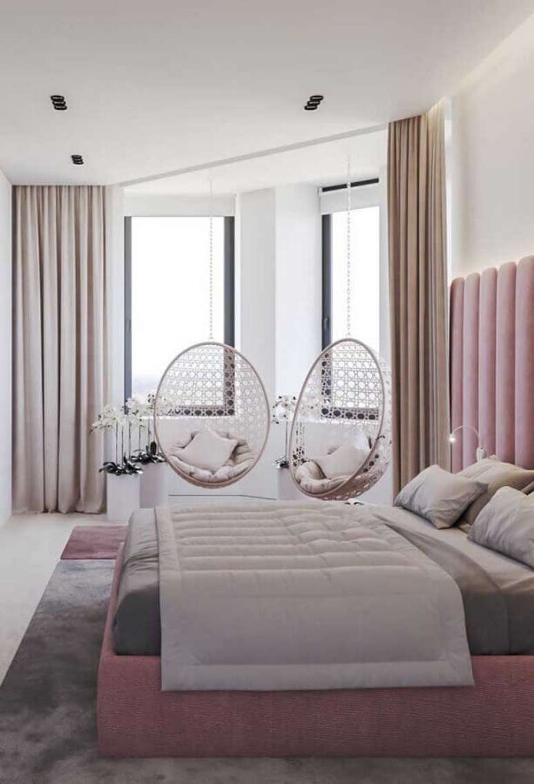 28. Decora&ccedil;&atilde;o de quarto de solteiro feminino moderno com cadeira de balan&ccedil;o suspensa redonda e cabeceira estofada rosa &ndash; Foto: Pinterest