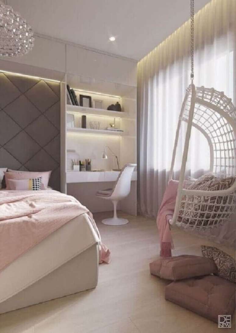 31. Decora&ccedil;&atilde;o de quarto de solteiro feminino planejado com cadeira de balan&ccedil;o suspensa redonda &ndash; Foto: Pinterest