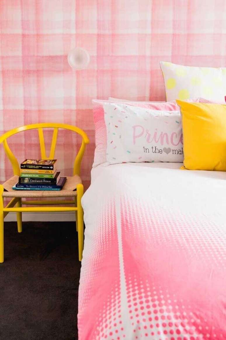34. Decora&ccedil;&atilde;o de quarto de solteiro feminino rosa e amarelo &ndash; Foto: Archello