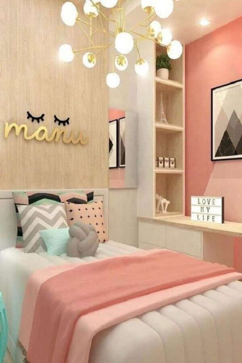 37. Decora&ccedil;&atilde;o delicada para quarto de solteiro feminino planejado com revestimento de madeira para parede e lustre moderno &ndash; Foto: Pinterest