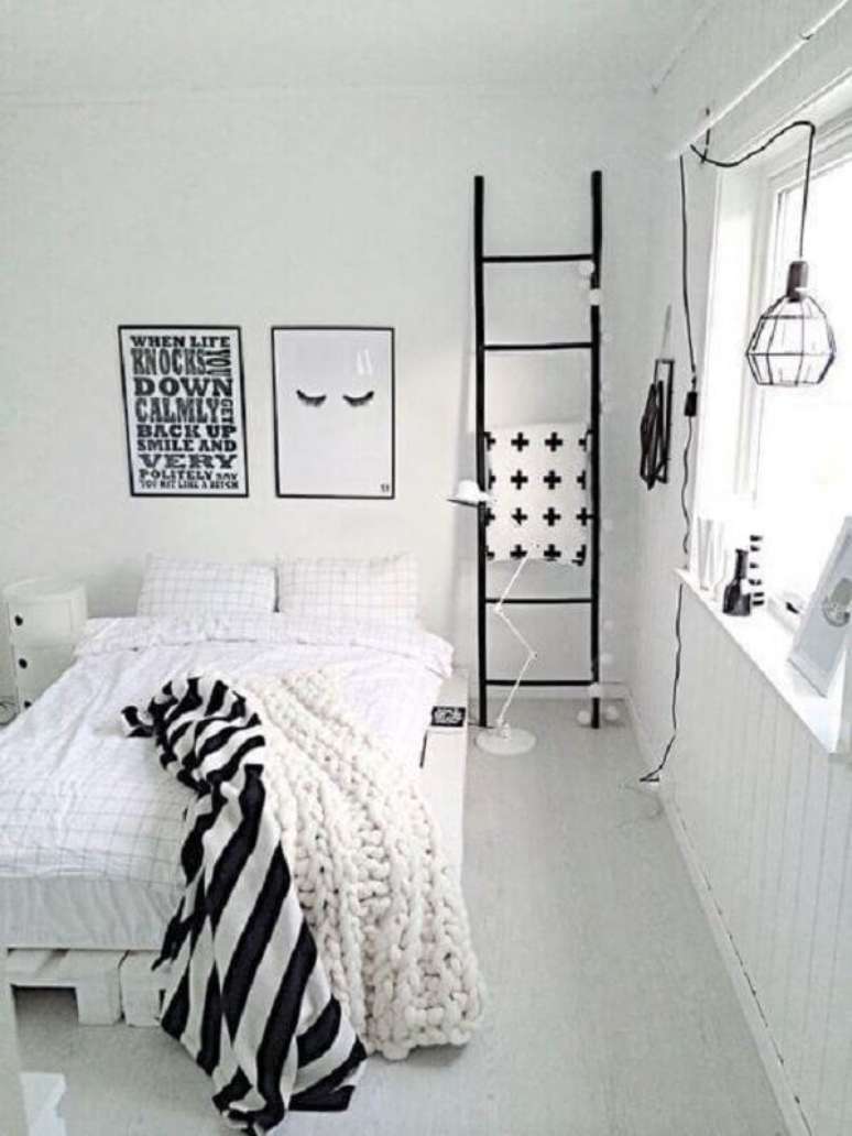 41. Quarto de solteiro feminino simples preto e branco com decora&ccedil;&atilde;o minimalista &ndash; Foto: Pinterest