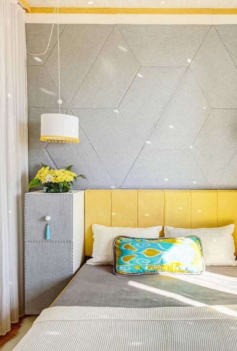 43. Decora&ccedil;&atilde;o moderna de quarto de solteiro feminino cinza e amarelo planejado &ndash; Foto: Pinterest
