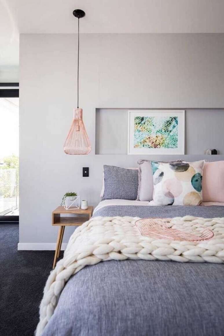 13. Decora&ccedil;&atilde;o moderna para quarto de solteiro feminino cinza e rosa &ndash; Foto: limaonagua