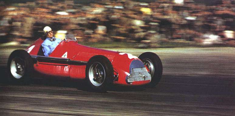 Giuseppe Farina e o maravilhoso Alfetta 158 na primeira corrida da Fórmula 1.