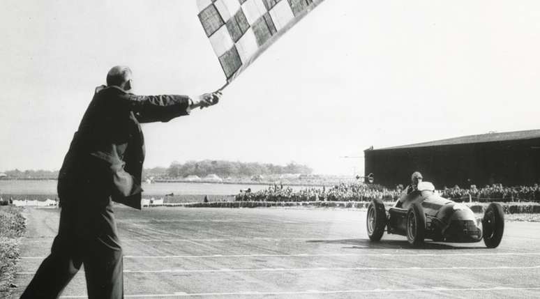 Farina recebeu a bandeirada no dia 13 de maio de 1950 seguido de outros dois Alfetta 158.