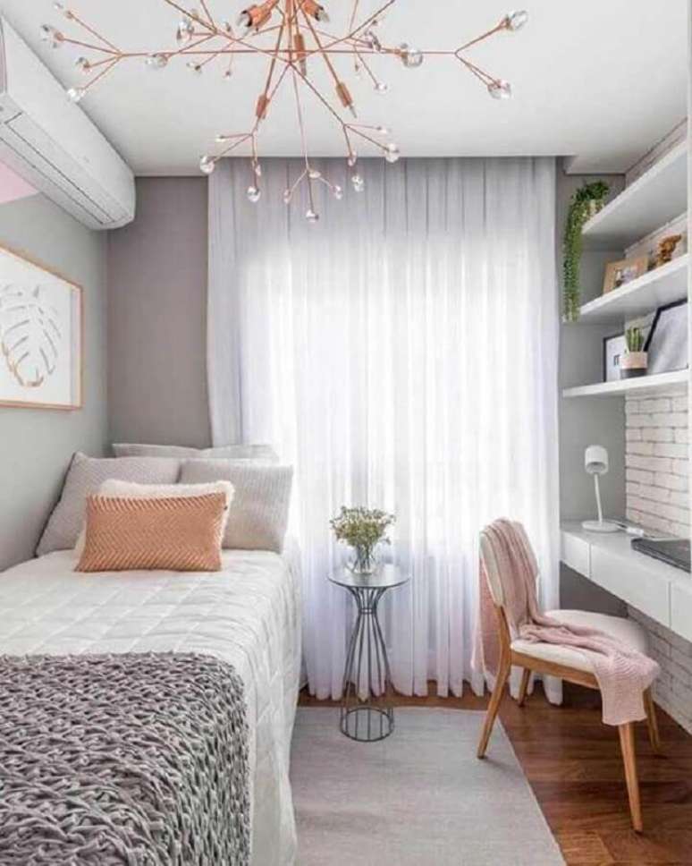 48. Lustre moderno rose gold para decora&ccedil;&atilde;o de quarto de solteiro feminino pequeno simples &ndash; Foto: Sua Decora&ccedil;&atilde;o