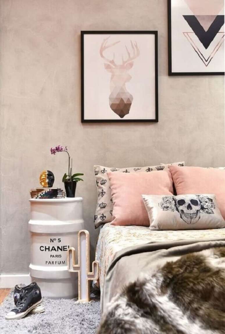 57. Quarto de solteiro feminino decorado com tonel branco e parede de cimento queimado &ndash; Foto: Pinterest
