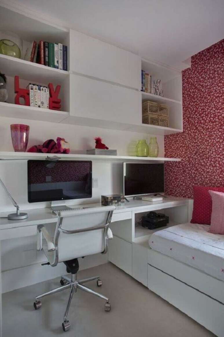 60. Decora&ccedil;&atilde;o com papel de parede para quarto de solteiro feminino simples com bancada de estudos &ndash; Foto: Dcore Voc&ecirc;