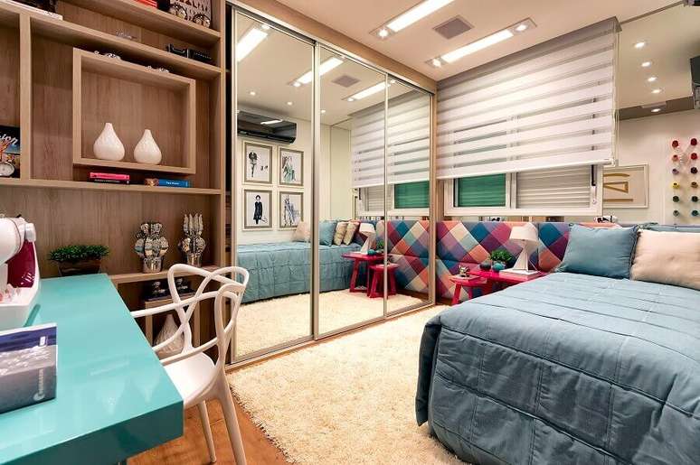 61&nbsp;Quarto de solteiro feminino planejado com cabeceira estofada colorida e guarda roupa espelhado &ndash; Foto: Pinterest