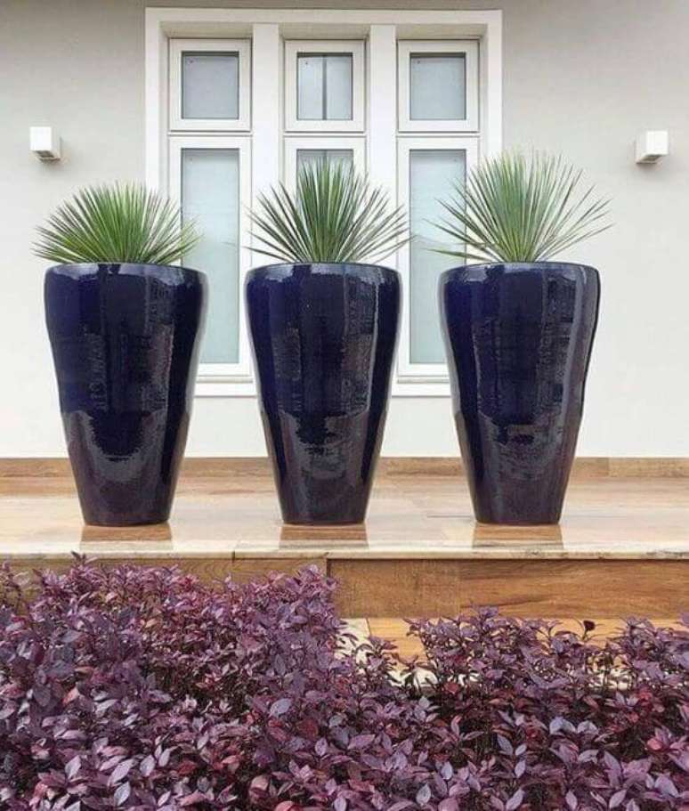 31. Vasos grandes para jardim na cor azul – Via: Pinterest