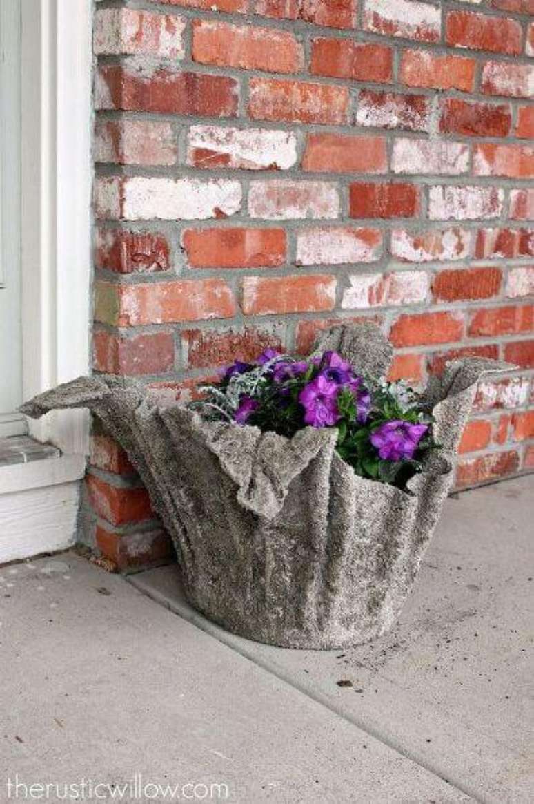 45. Você mesmo pode fazer um vaso grande de cimento – Via: Pinterest