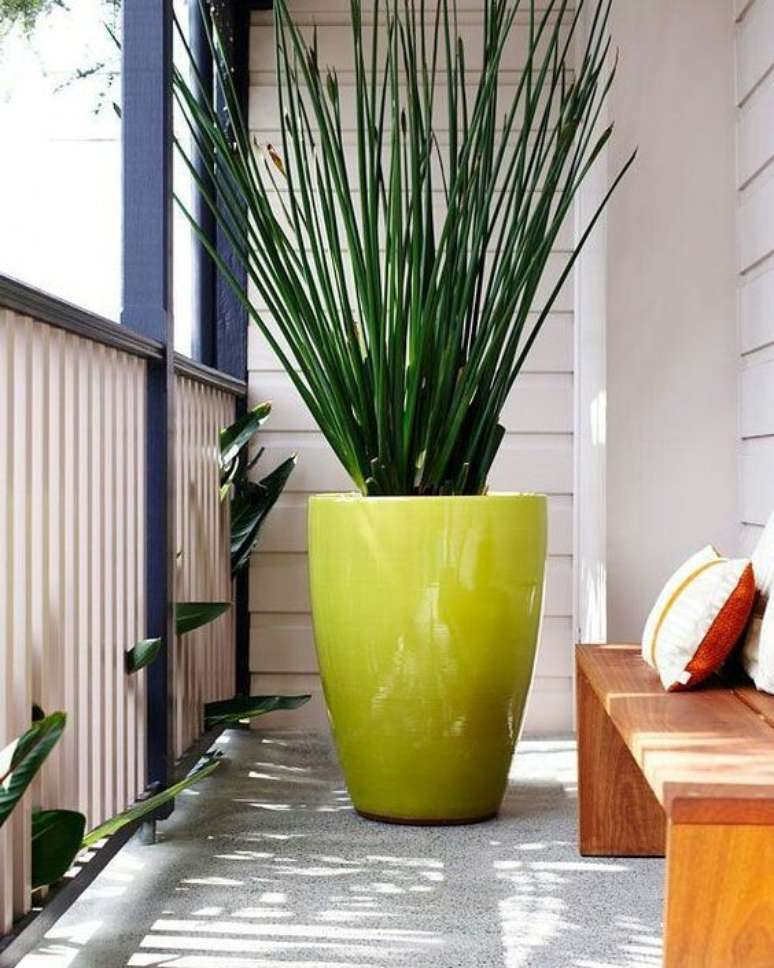 51. Vaso grande verde na varanda moderna – Via: Pinterest