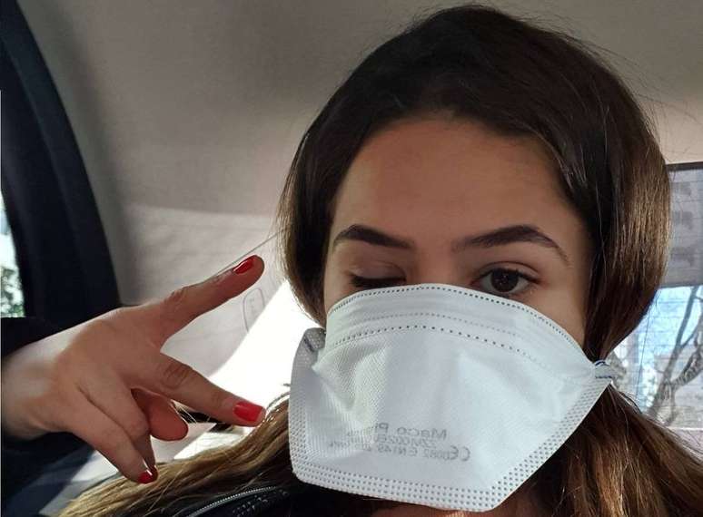 Maisa Silva usa máscara durante viagem à Itália.