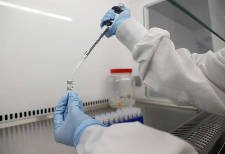 Cientista trabalha em laboratório que pesquisa potencial vacina para Covid-19 em Keele, no Reino Unido
30/04/2020 REUTERS/Carl Recine