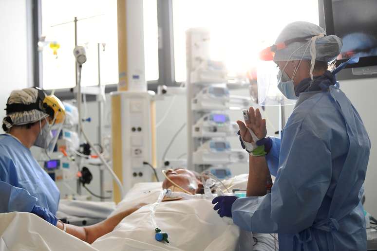 Médicos tratam paciente em UTI de hospital em Bergamo, na Itália
12/05/2020 REUTERS/Flavio Lo Scalzo