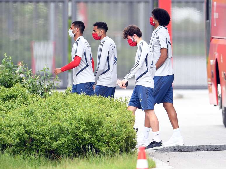 Jogadores do Bayern de Munique descem do ônibus no centro de treinamento usando máscara de proteção
14/05/2020
REUTERS/Andreas Gebert