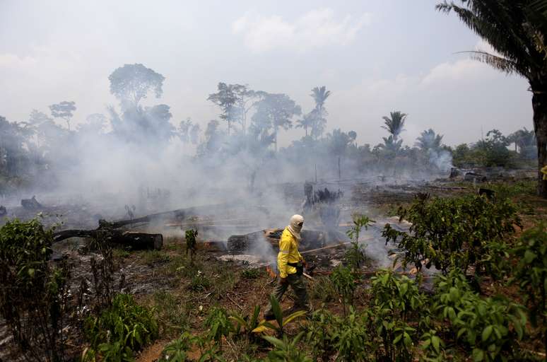 Agente do Instituto Chico Mendes passa por árvores queimadas na Amazônia
15/09/2019
REUTERS/Ricardo Moraes