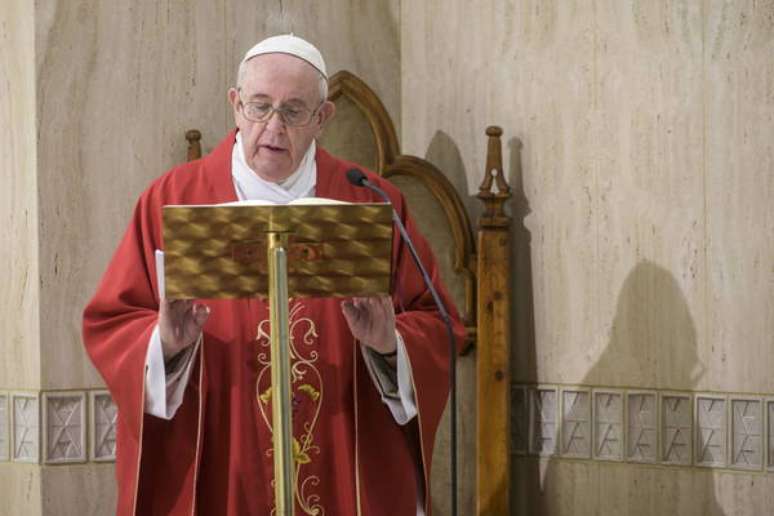 Papa Francisco falou que pandemia do novo coronavírus chegou como um 'dilúvio' e pediu orações
