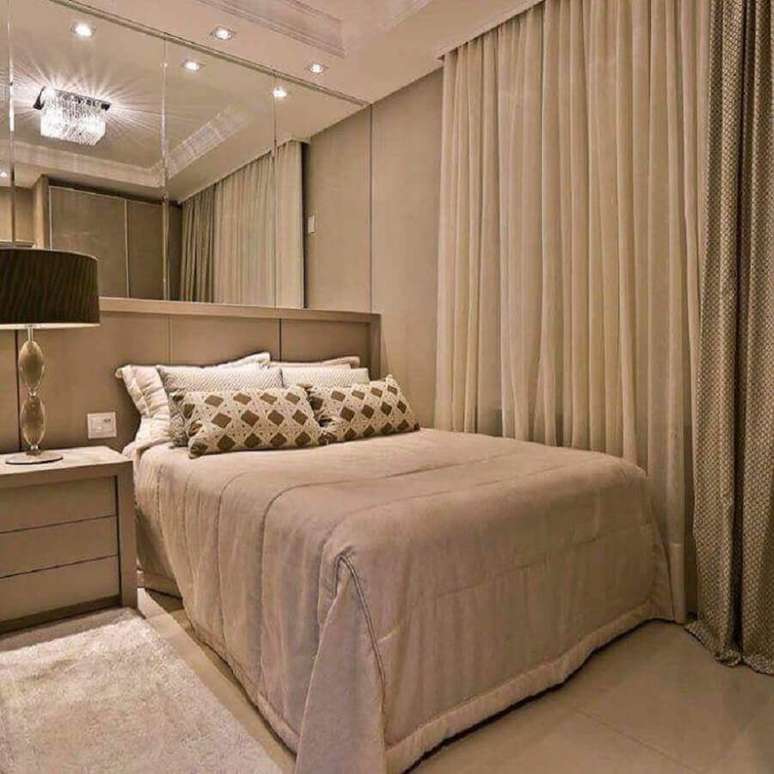 16. Decora&ccedil;&atilde;o de quarto na cor de creme com abajur preto cl&aacute;ssico &ndash; Foto: Officio & Arte