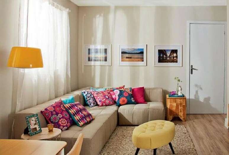 2. Almofadas coloridas para decoração de sala com sofá cor creme – Foto: Pinterest
