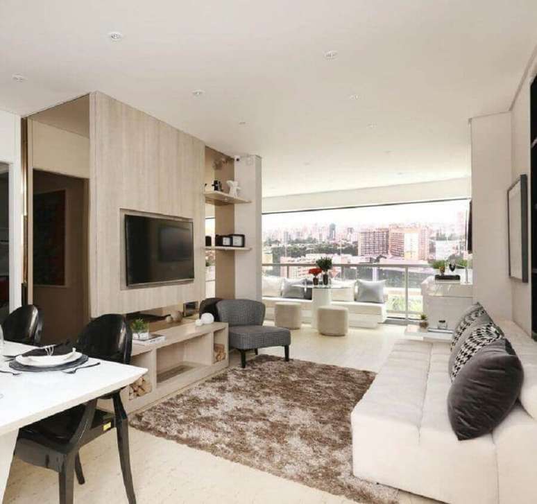 20. Casa cor creme decorada com sof&aacute; branco e tapete felpudo &ndash; Foto: Chris Silveira Arquiteta