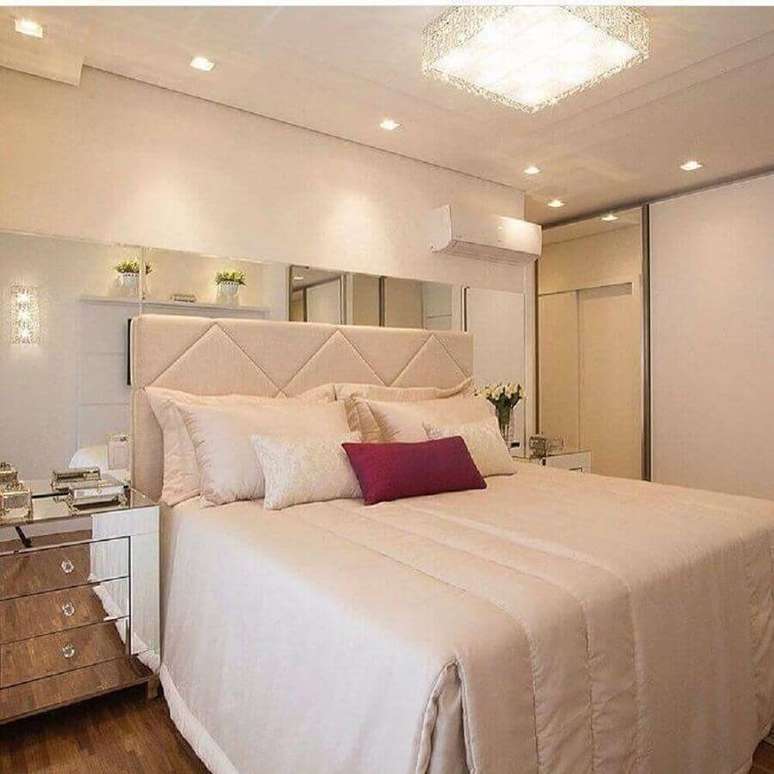 23. Decora&ccedil;&atilde;o clean para quarto de casal na cor creme claro com criado mudo espelhado &ndash; Foto: Pinterest