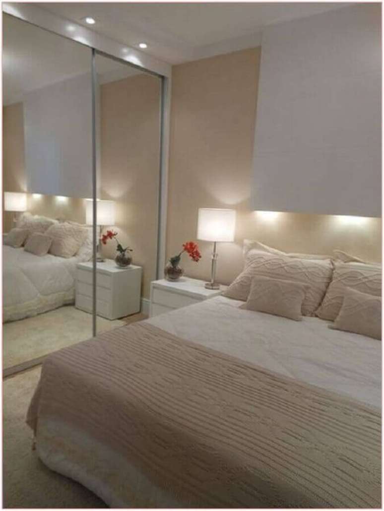 26. Guarda roupa planejado com portas espelhadas para quarto na cor creme e branco – Foto: Home Decor Ideas