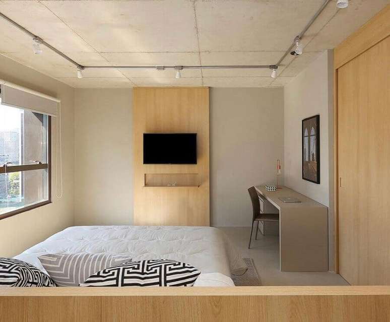 28. Cor creme para decoração de quarto simples com painel de madeira – Foto: Pinterest