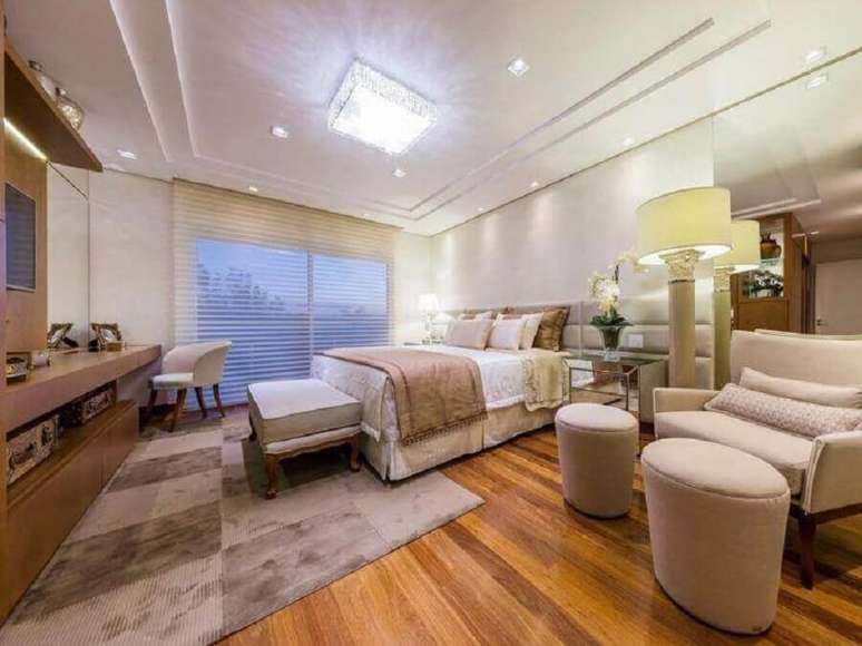 29. Cor creme para quarto amplo com painel de madeira &ndash; Foto: Mariane e Marilda Baptista