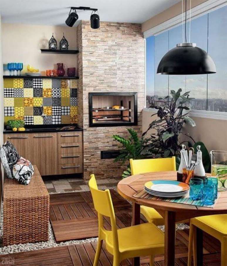 28. Cozinha com churrasqueira e cadeiras amarelas para casa moderna – Via: Pinterest